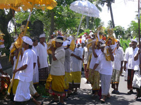 the balinese hindhu carry holy statue to the temple ceremony